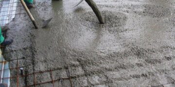 Đổ bê tông tươi cho sàn nhà